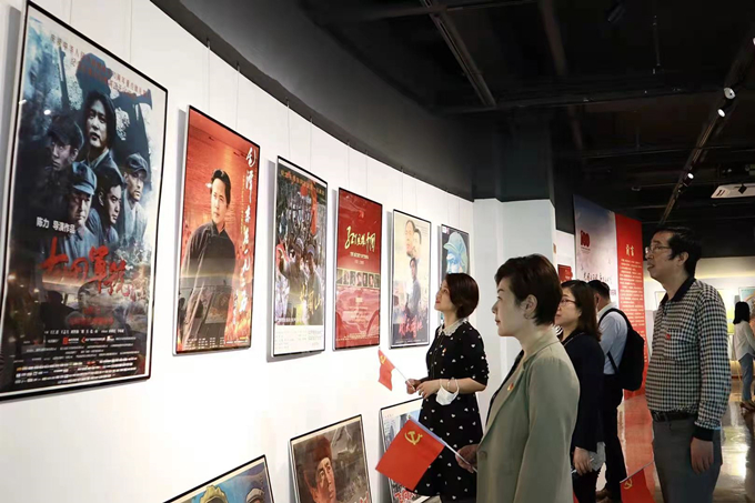 看海報、學黨史，健康產業(yè)公司黨總支組織參觀“紅色電影海報展”1_副本.jpg
